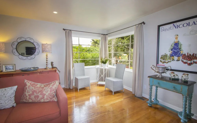 photo 2 of Charming Kismet Cottage! Aquarium Passes Included