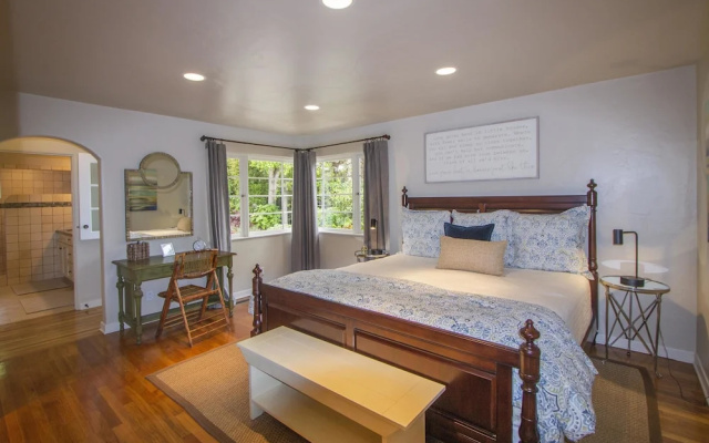photo 5 of Charming Kismet Cottage! Aquarium Passes Included