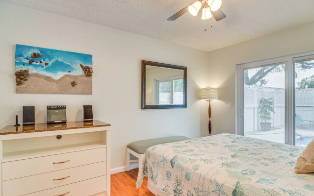 photo 4 of Charming Largo Home w/ Private Pool: 1 Mi to Beach