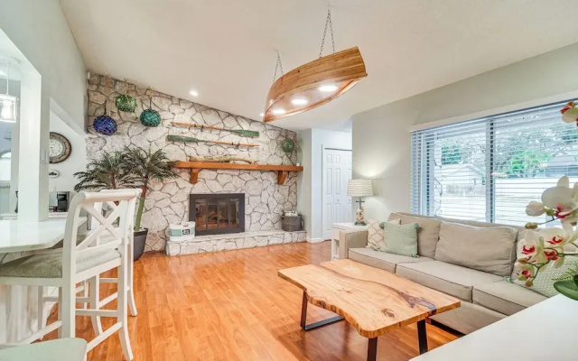 photo 5 of Charming Largo Home w/ Private Pool: 1 Mi to Beach