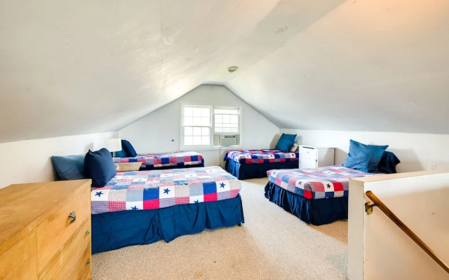 photo 4 of Charming Niantic Vacation Rental: Walk to Beach!