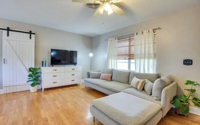 photo 4 of 3 Mi to Riverwalk: Pet-friendly Home w/ Yard!