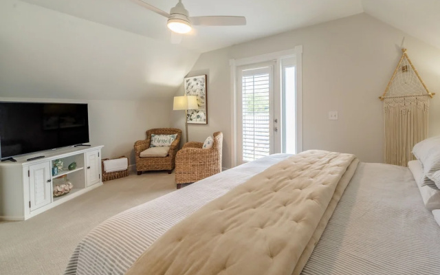 photo 2 of Charming Panama City Beach Cottage - Walk to Ocean
