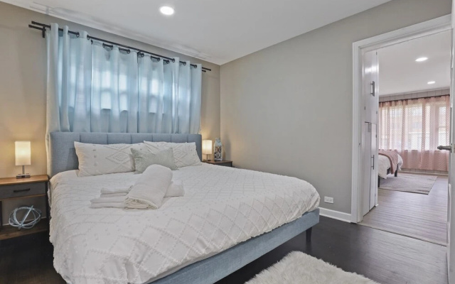 photo 4 of Charming Retreat In The Heart Of Des Plaines 3 Bedroom Residence by RedAwning