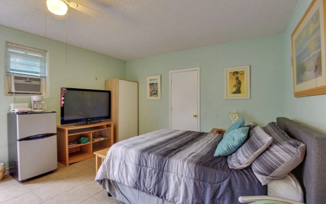 photo 3 of Convenient Sarasota Studio w/ Lush Backyard!