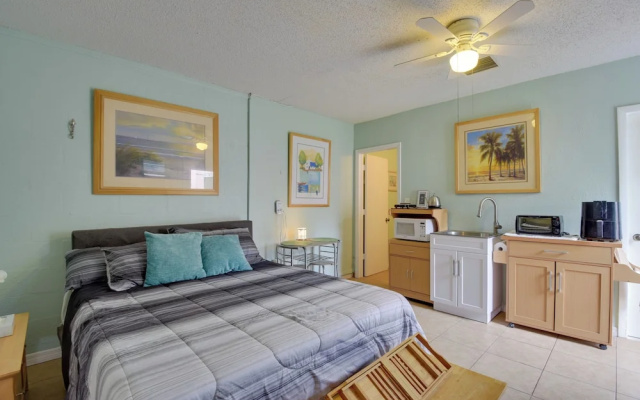 photo 5 of Convenient Sarasota Studio w/ Lush Backyard!