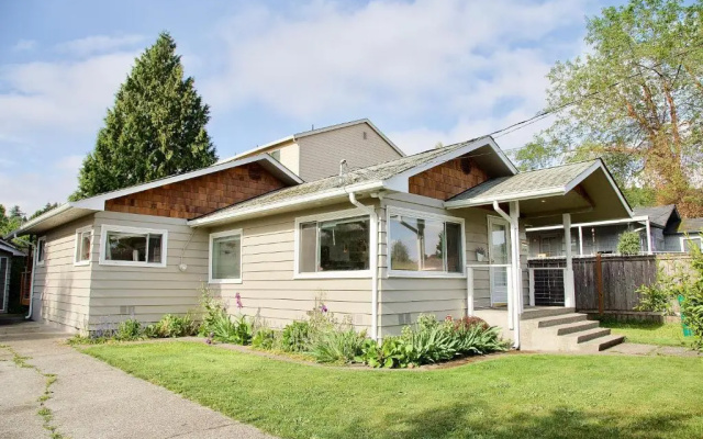 photo 3 of Charming Seattle Home Near Lake Washington