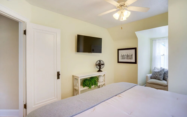photo 4 of Charming South Bend Retreat ~ 1 Mi to Notre Dame!