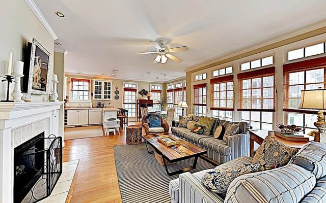 photo 2 of Charming & Spacious , 200 Steps From The Sand 3 Bedroom Condo
