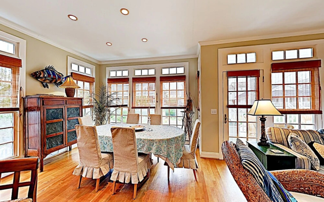 photo 3 of Charming & Spacious , 200 Steps From The Sand 3 Bedroom Condo