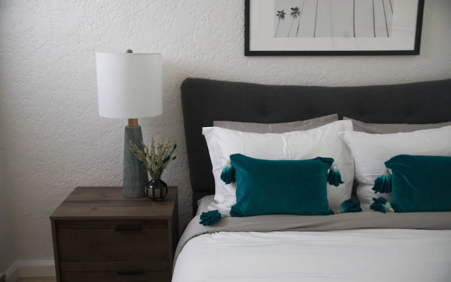 photo 2 of Charming Studio in Beverly Boulevard! Sleeps 2!