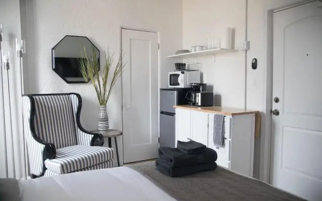 photo 4 of Charming Studio in Beverly Boulevard! Sleeps 2!