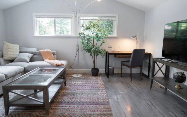 photo 3 of CHARMING UPGRADED 1-BEDROOM HOUSE IN GLENDALE  (p55)