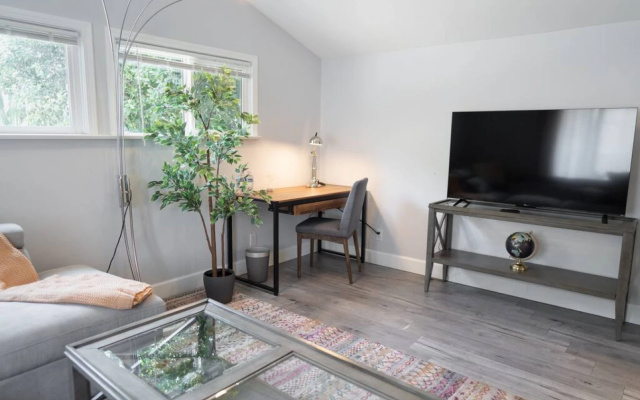 photo 4 of CHARMING UPGRADED 1-BEDROOM HOUSE IN GLENDALE  (p55)