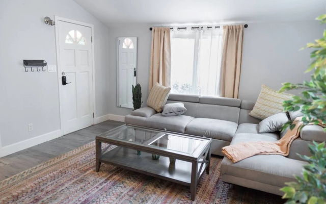 photo 5 of CHARMING UPGRADED 1-BEDROOM HOUSE IN GLENDALE  (p55)