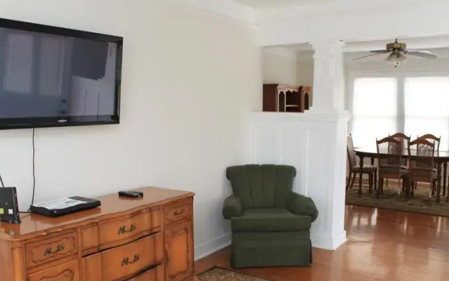 photo 2 of Charming Uptown Bungalow