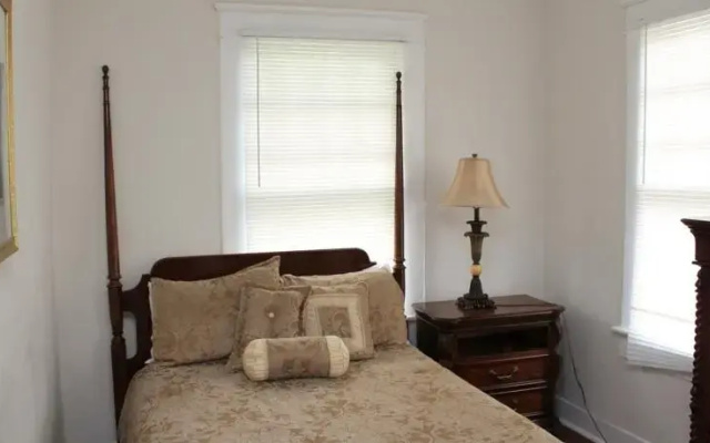 photo 3 of Charming Uptown Bungalow