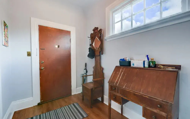 photo 2 of Charming Vintage 2br Apartment In Oakland 2 Bedroom Apts by Redawning