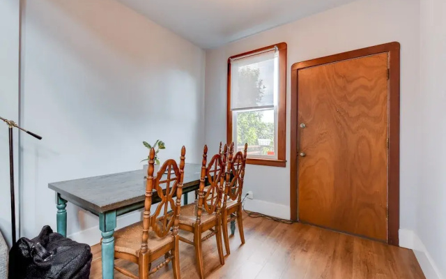 photo 4 of Charming Vintage 2br Apartment In Oakland 2 Bedroom Apts by Redawning