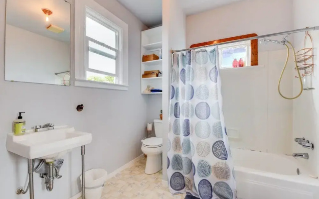 photo 5 of Charming Vintage 2br Apartment In Oakland 2 Bedroom Apts by Redawning
