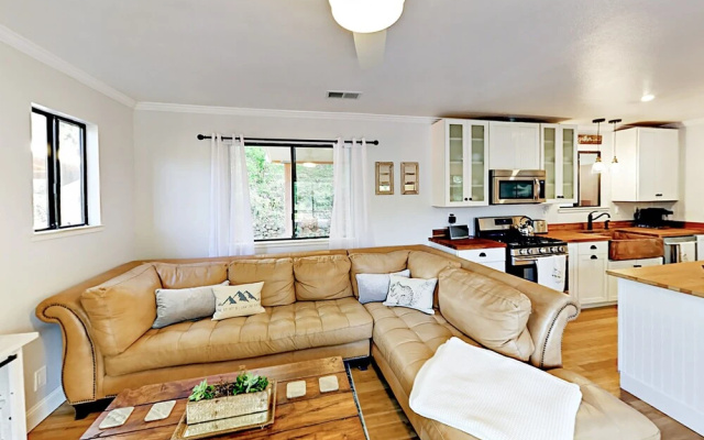 photo 3 of Charming Wine Country Retreat - 3 Br Home