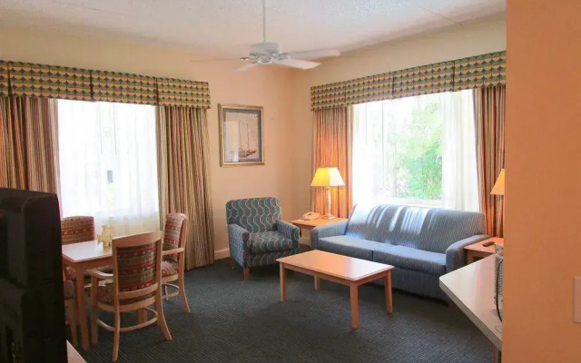 photo 4 of Charthouse Hotel & Suites