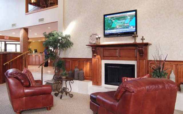 photo 2 of Cloverleaf Suites Baton Rouge