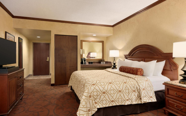 photo 4 of Chateau On The Lake Resort Spa and Convention Center