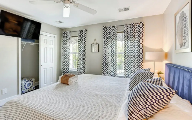 photo 3 of 1 Mi to Old Town: Cheerful Bluffton Townhome!