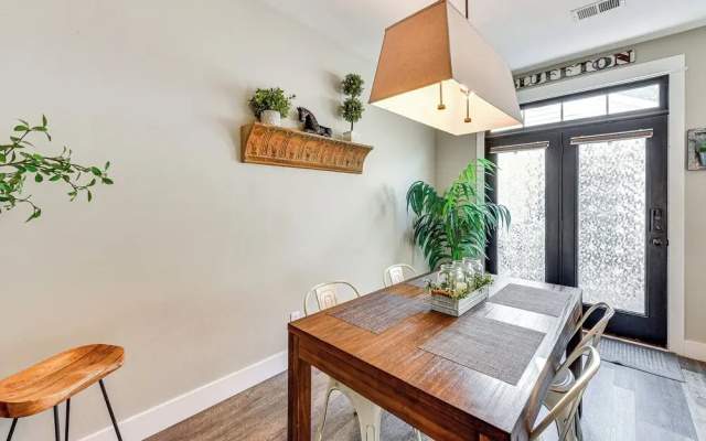 photo 4 of 1 Mi to Old Town: Cheerful Bluffton Townhome!
