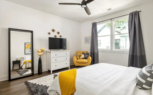 photo 4 of Cheerful Townhome With Garage EAV Local