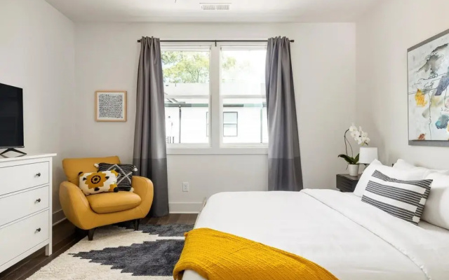 photo 5 of Cheerful Townhome With Garage EAV Local