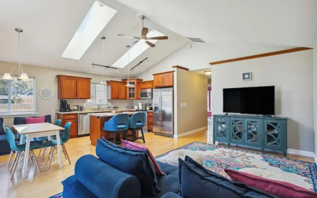 photo 2 of Cheery Tacoma Vacation Rental: 7 Mi to Owen Beach!