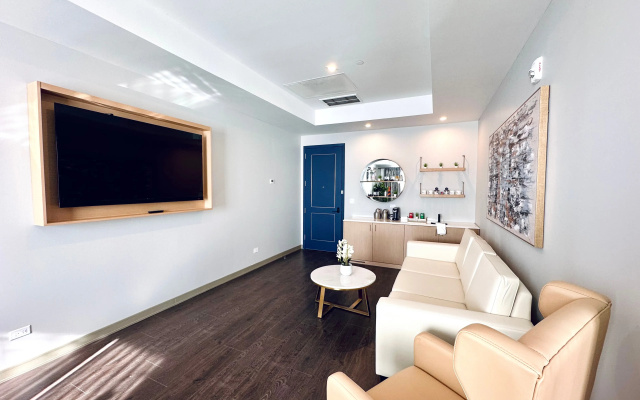 photo 3 of Chez Hotel Arlington Heights