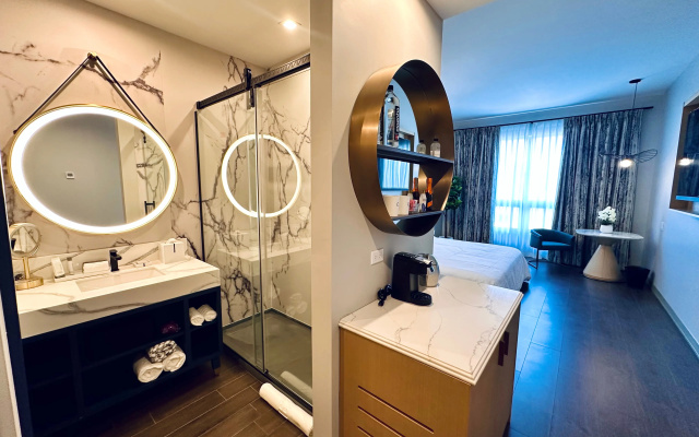 photo 4 of Chez Hotel Arlington Heights