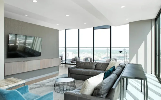 photo 3 of Chic 1br/1ba w/ Skyline Views in Downtown by Lyric