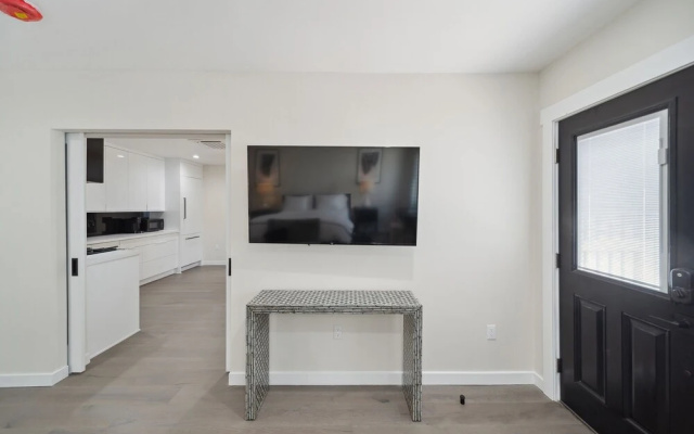 photo 4 of Chic Executive - Historic Floral Park Guest House 1 Bedroom Bungalow by Redawning