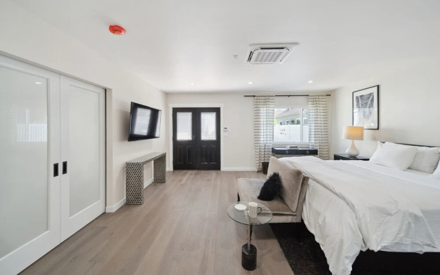 photo 5 of Chic Executive - Historic Floral Park Guest House 1 Bedroom Bungalow by Redawning