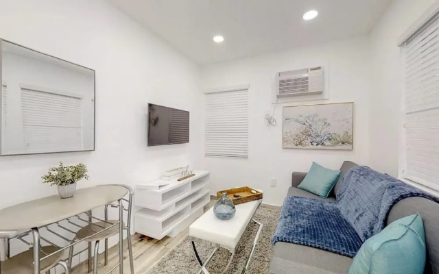 photo 2 of Chick & Fashionable 1 Bedroom Apt Beach Unit # 4