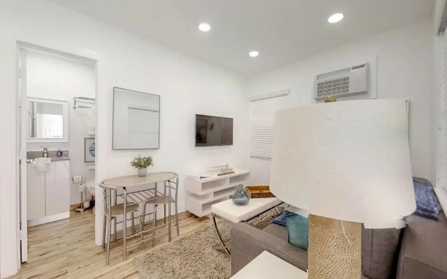 photo 3 of Chick & Fashionable 1 Bedroom Apt Beach Unit # 4