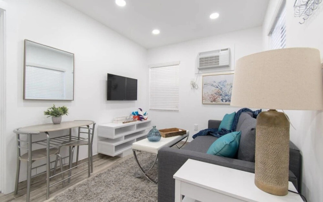 photo 4 of Chick & Fashionable 1 Bedroom Apt Beach Unit # 4