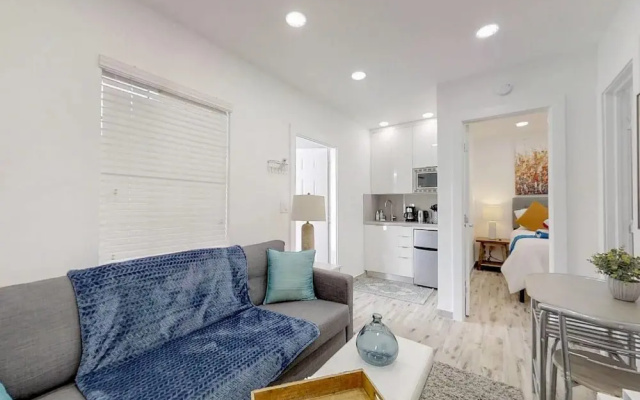 photo 5 of Chick & Fashionable 1 Bedroom Apt Beach Unit # 4