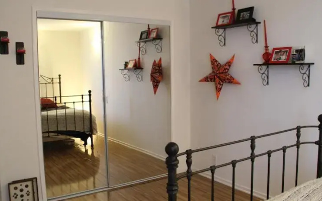 photo 3 of Chic Flat In Los Angeles!