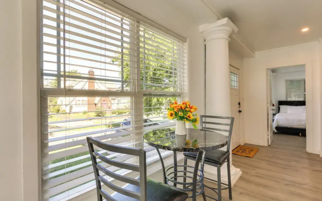 photo 4 of Chic Newark Vacation Rental: 3 Mi to Airport!