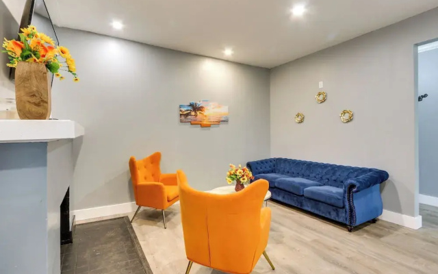 photo 5 of Chic Newark Vacation Rental: 3 Mi to Airport!