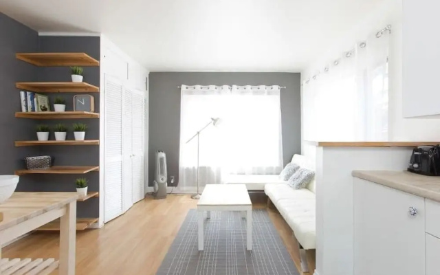 photo 2 of Chic Retro Venice Beach 2 Bedrooms 1 Bathroom Apts
