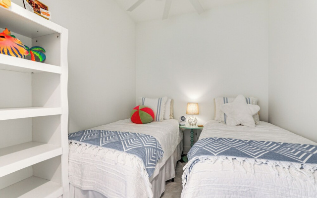 photo 3 of Chic Sarasota Condo w/ Balcony: 2 Mi to Beaches!