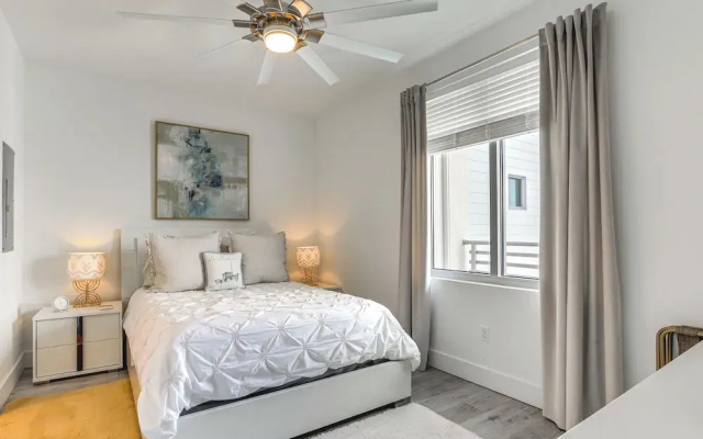 photo 4 of Chic Sarasota Condo w/ Balcony: 2 Mi to Beaches!
