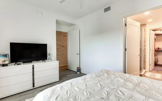 photo 5 of Chic Sarasota Condo w/ Balcony: 2 Mi to Beaches!