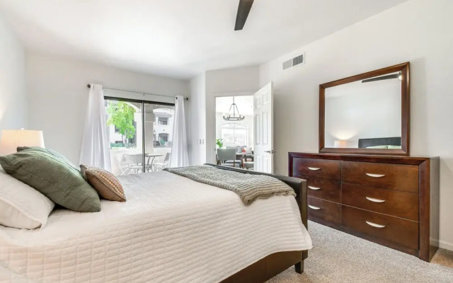 photo 4 of 3 Mi to Tpc: Chic Condo w/ Pool Access & Grills
